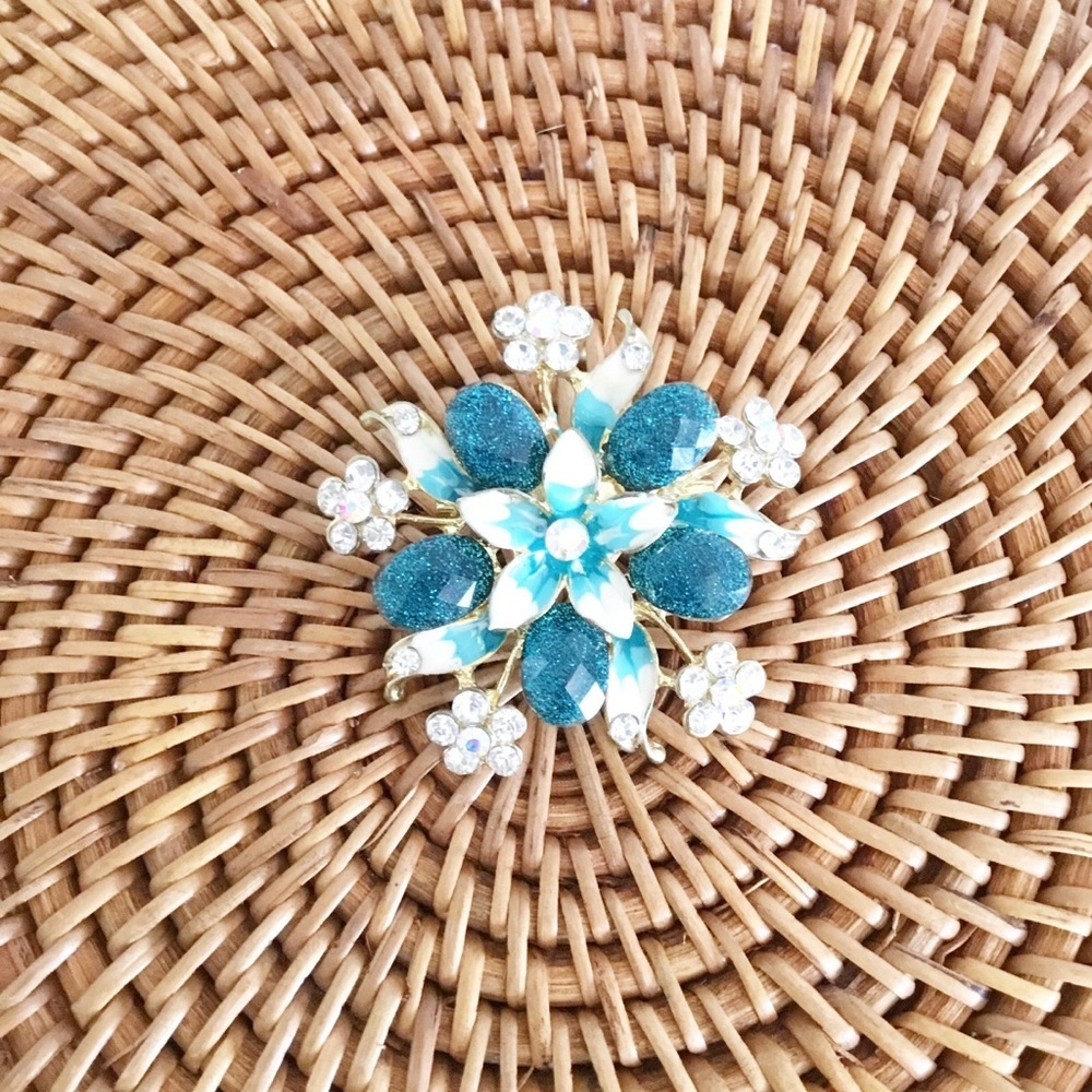 Beautiful Flower Blue Brooch Pin Gold
